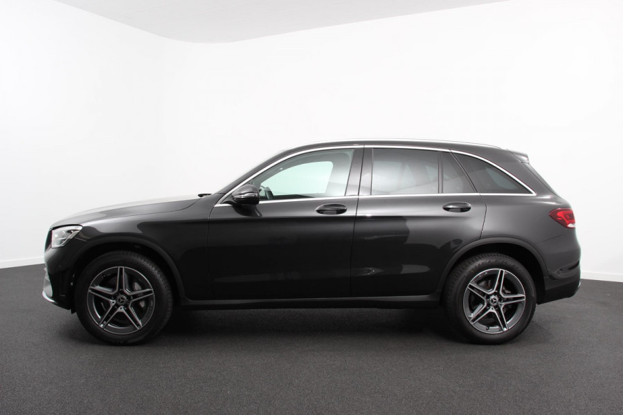 Mercedes-Benz GLC 300e 4MATIC AMG PHEV Navigatie Half leder Sportstoelen Camera Dab Led Elektrisch bedienbare achterklep 19"Lichtmetalen Velgen Extra getint glas