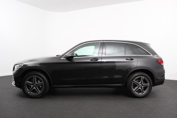 Mercedes-Benz GLC 300e 4MATIC AMG PHEV Navigatie Half leder Sportstoelen Camera Dab Led Elektrisch bedienbare achterklep 19"Lichtmetalen Velgen Extra getint glas