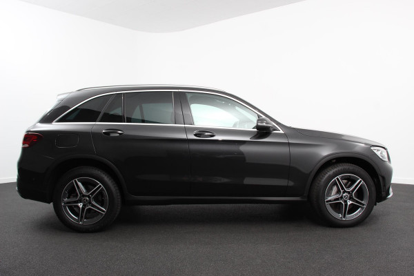 Mercedes-Benz GLC 300e 4MATIC AMG PHEV Navigatie Half leder Sportstoelen Camera Dab Led Elektrisch bedienbare achterklep 19"Lichtmetalen Velgen Extra getint glas