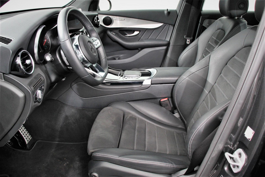 Mercedes-Benz GLC 300e 4MATIC AMG PHEV Navigatie Half leder Sportstoelen Camera Dab Led Elektrisch bedienbare achterklep 19"Lichtmetalen Velgen Extra getint glas