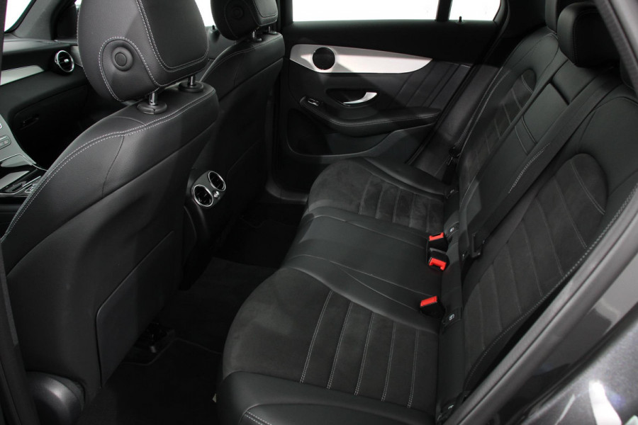 Mercedes-Benz GLC 300e 4MATIC AMG PHEV Navigatie Half leder Sportstoelen Camera Dab Led Elektrisch bedienbare achterklep 19"Lichtmetalen Velgen Extra getint glas