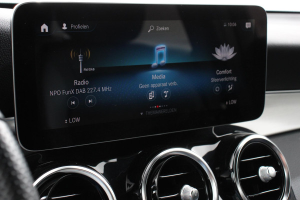 Mercedes-Benz GLC 300e 4MATIC AMG PHEV Navigatie Half leder Sportstoelen Camera Dab Led Elektrisch bedienbare achterklep 19"Lichtmetalen Velgen Extra getint glas