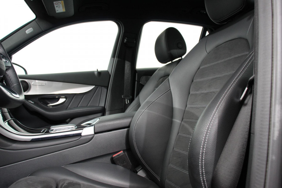 Mercedes-Benz GLC 300e 4MATIC AMG PHEV Navigatie Half leder Sportstoelen Camera Dab Led Elektrisch bedienbare achterklep 19"Lichtmetalen Velgen Extra getint glas