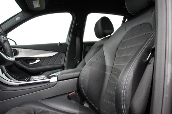 Mercedes-Benz GLC 300e 4MATIC AMG PHEV Navigatie Half leder Sportstoelen Camera Dab Led Elektrisch bedienbare achterklep 19"Lichtmetalen Velgen Extra getint glas