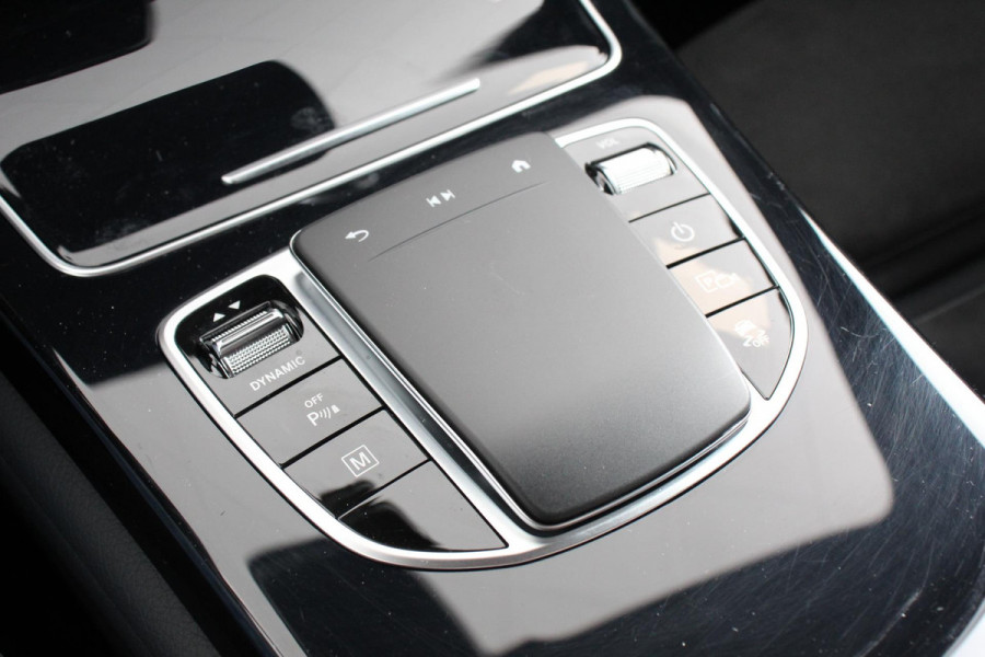 Mercedes-Benz GLC 300e 4MATIC AMG PHEV Navigatie Half leder Sportstoelen Camera Dab Led Elektrisch bedienbare achterklep 19"Lichtmetalen Velgen Extra getint glas