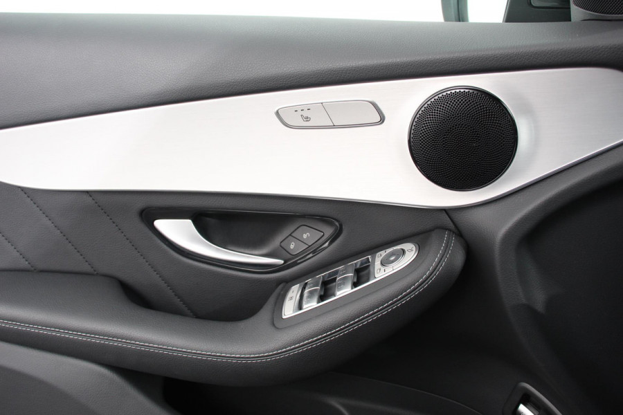 Mercedes-Benz GLC 300e 4MATIC AMG PHEV Navigatie Half leder Sportstoelen Camera Dab Led Elektrisch bedienbare achterklep 19"Lichtmetalen Velgen Extra getint glas