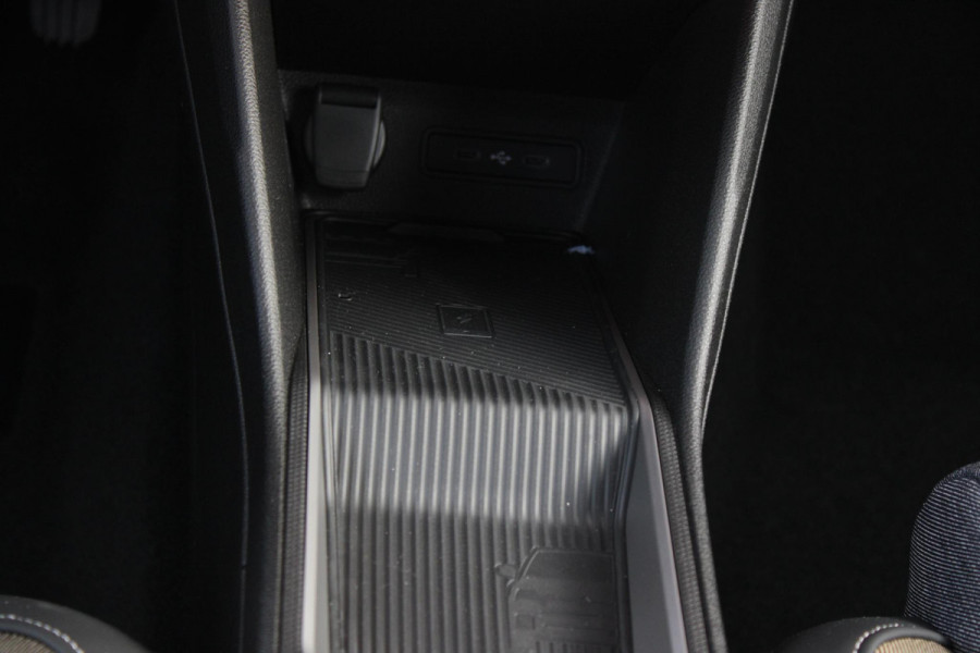 Renault 5 COMFORT RANGE TECHNO 150PK 52 kWh *NIEUWE AUTO!* | PACK WINTER TECHNO: (ELEKTRISCH VERWARMBARE VOORSTOELEN, ELEKTRISCH VERWARMBAAR STUURWIEL, BESTUUDERSSTOEL MET ELEKTRSCH VERSTELBARE LENDESTEUN, IN HOOGTE VERSTELBARE PASSAGIERSSTOEL) | LICHTMETALEN VELGEN 18" | ADAPTIVE CRUISE CONTROL | FULL LED KOPLAMPEN MET FRANSE VLAG | ELEKTRTISCH INKLABARE EN VERWARMBARE BUITENSPIEGELS | ACHTERUITRIJ CAMERA | SFEER VERLICHTING | GOOGLE MAPS NAVIGATIE | DRAADLOZE TELEFOONLADER | PRIVACY GLASS | 100KW SNELLAAD FUNCTIE | DRAADLOZE APPLE CARPLAY/ANDROID AUTO | DAB+ RADIO | SFEER VERL