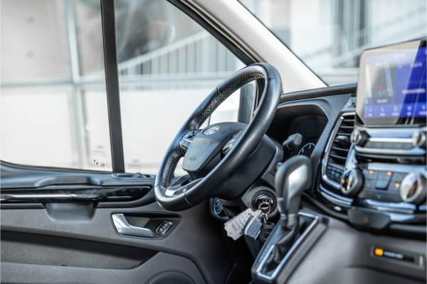 Ford Transit Custom 320 2.0 TDCI 185 PK L2H1 Sport | L+R Schuifdeur | ACC | Elek stoelen | Standkachel | CarPlay | Camera | Navigatie | Trekhaak | Inrichting | Nieuwe APK