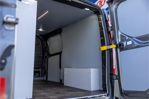 Ford Transit Custom 320 2.0 TDCI 185 PK L2H1 Sport | L+R Schuifdeur | ACC | Elek stoelen | Standkachel | CarPlay | Camera | Navigatie | Trekhaak | Inrichting | Nieuwe APK