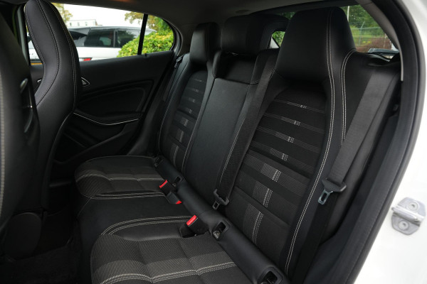 Mercedes-Benz GLA 180 Business Solution Pano Led