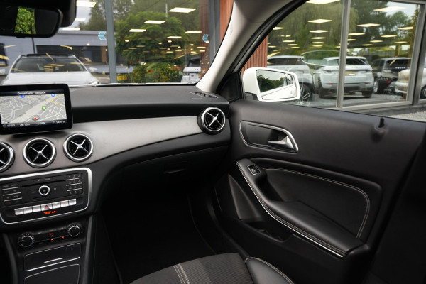 Mercedes-Benz GLA 180 Business Solution Pano Led