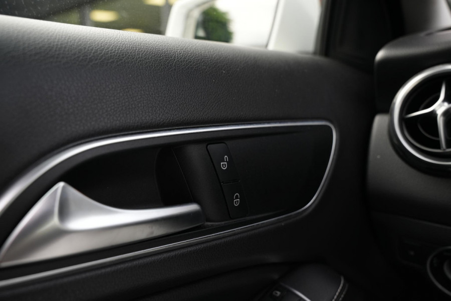Mercedes-Benz GLA 180 Business Solution Pano Led