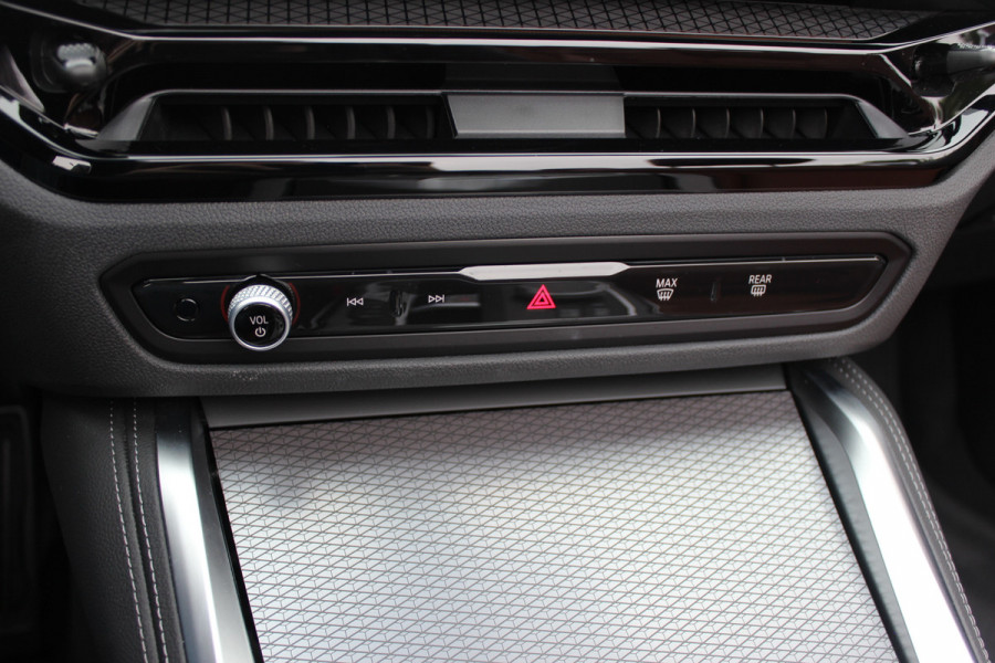 BMW 4 Serie Cabrio 430i xDrive M Sport Pro / Trekhaak / 360Camera / Individual Leder / Head-up / 18'' / Nekverwarming / Harman Kardon / Windscherm / Stuur+Stoelverwarming / Dodehoek / DAB / Cruise Control