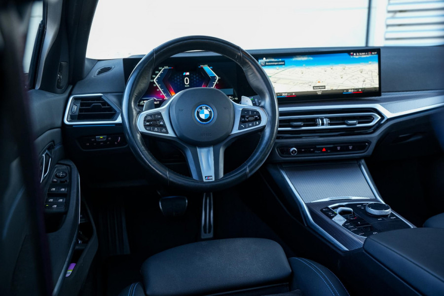 BMW 3 Serie Touring 330e xDrive M Pakket Panoramadak HUD Camera ACC Harman Kardon