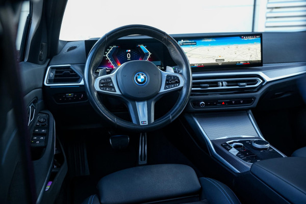BMW 3 Serie Touring 330e xDrive M Pakket Panoramadak HUD Camera ACC Harman Kardon