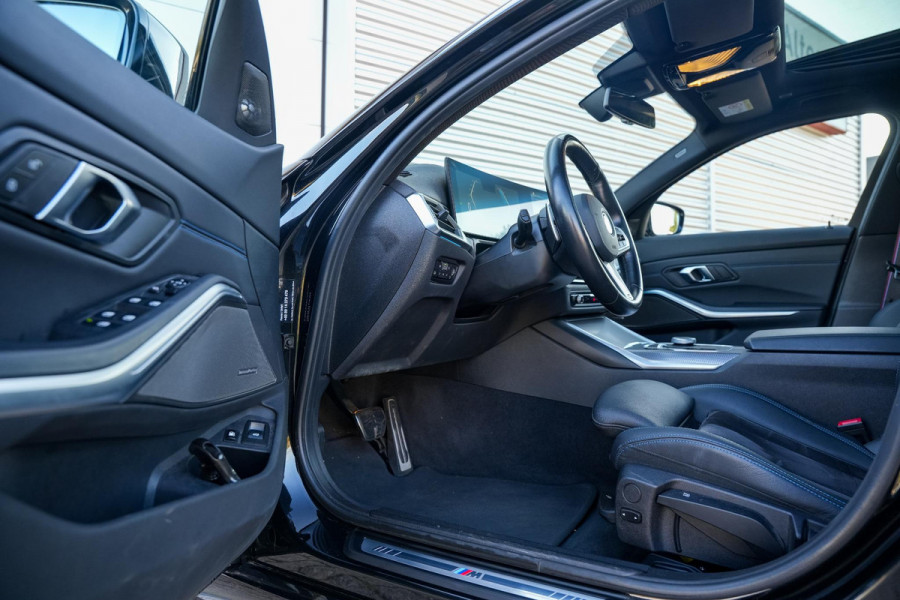 BMW 3 Serie Touring 330e xDrive M Pakket Panoramadak HUD Camera ACC Harman Kardon