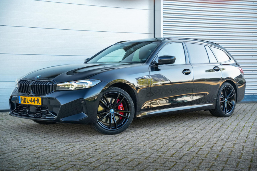 BMW 3 Serie Touring 330e xDrive M Pakket Panoramadak HUD Camera ACC Harman Kardon