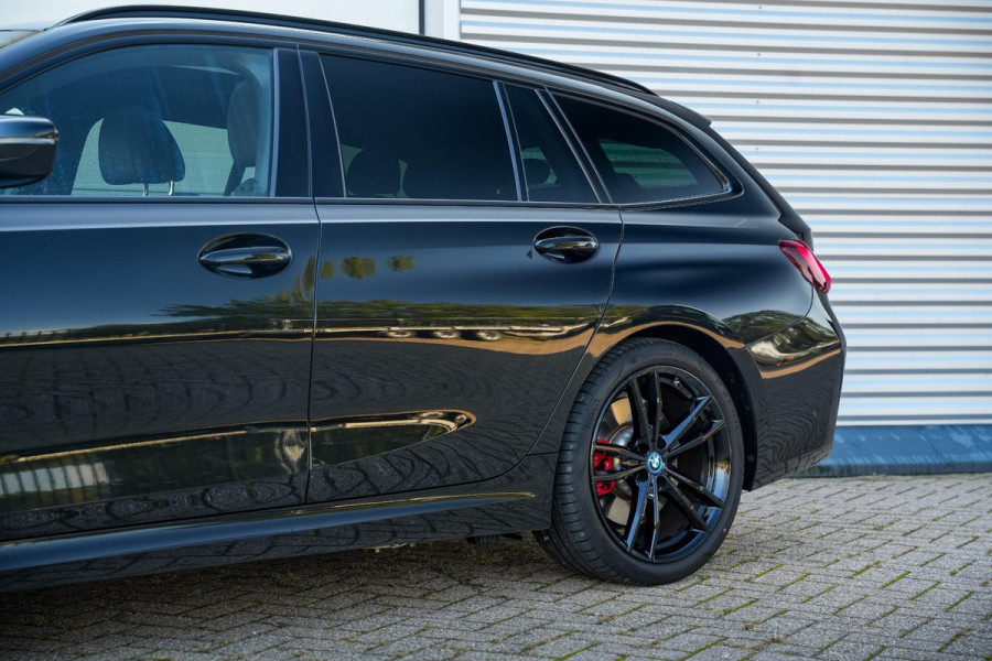 BMW 3 Serie Touring 330e xDrive M Pakket Panoramadak HUD Camera ACC Harman Kardon