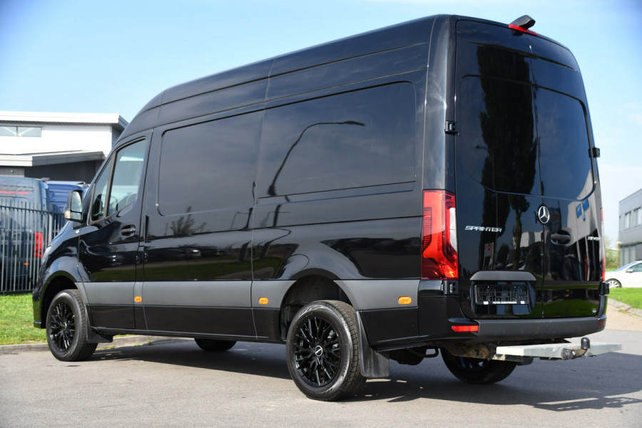 Mercedes-Benz Sprinter 319 1.9 CDI L2H2 AMG Black Edition Adaptieve Cruise, Carplay, 3500kg Trekhaak, Camera, LED, 190pk, 10,5'' Mbux, Sensoren, Leder, Standkachel. Automaat, Uniek!