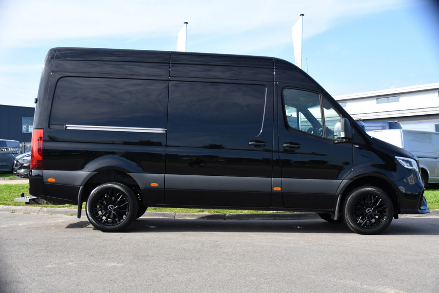 Mercedes-Benz Sprinter 319 1.9 CDI L2H2 AMG Black Edition Adaptieve Cruise, Carplay, 3500kg Trekhaak, Camera, LED, 190pk, 10,5'' Mbux, Sensoren, Leder, Standkachel. Automaat, Uniek!