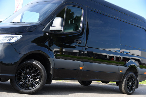 Mercedes-Benz Sprinter 319 1.9 CDI L2H2 AMG Black Edition Adaptieve Cruise, Carplay, 3500kg Trekhaak, Camera, LED, 190pk, 10,5'' Mbux, Sensoren, Leder, Standkachel. Automaat, Uniek!