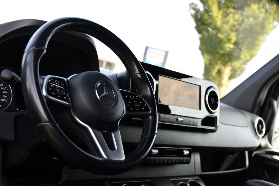 Mercedes-Benz Sprinter 319 1.9 CDI L2H2 AMG Black Edition Adaptieve Cruise, Carplay, 3500kg Trekhaak, Camera, LED, 190pk, 10,5'' Mbux, Sensoren, Leder, Standkachel. Automaat, Uniek!