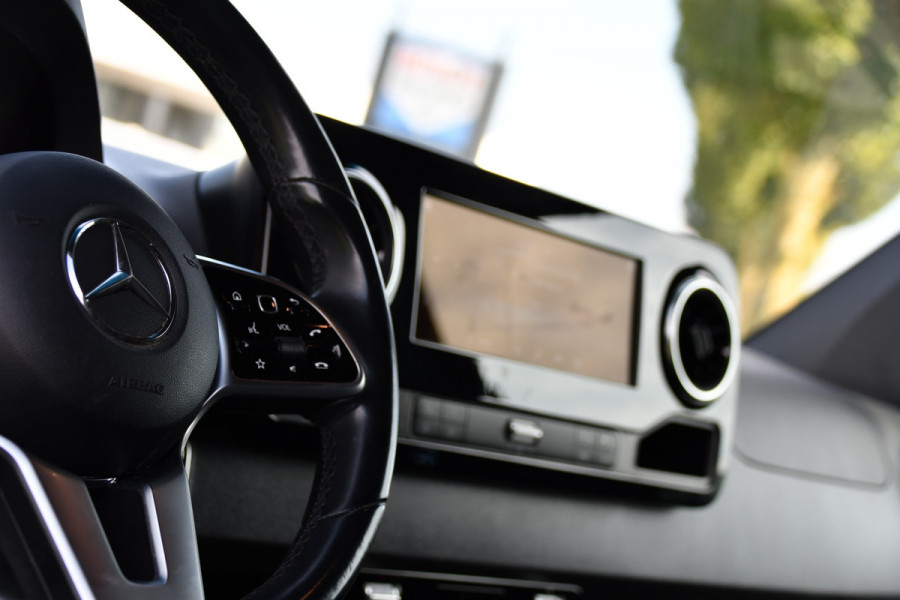Mercedes-Benz Sprinter 319 1.9 CDI L2H2 AMG Black Edition Adaptieve Cruise, Carplay, 3500kg Trekhaak, Camera, LED, 190pk, 10,5'' Mbux, Sensoren, Leder, Standkachel. Automaat, Uniek!
