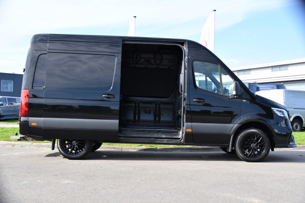 Mercedes-Benz Sprinter 319 1.9 CDI L2H2 AMG Black Edition Adaptieve Cruise, Carplay, 3500kg Trekhaak, Camera, LED, 190pk, 10,5'' Mbux, Sensoren, Leder, Standkachel. Automaat, Uniek!