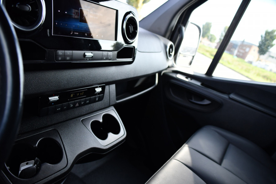 Mercedes-Benz Sprinter 319 1.9 CDI L2H2 AMG Black Edition Adaptieve Cruise, Carplay, 3500kg Trekhaak, Camera, LED, 190pk, 10,5'' Mbux, Sensoren, Leder, Standkachel. Automaat, Uniek!