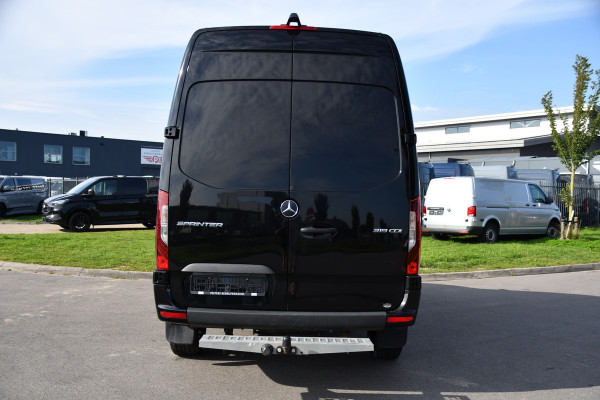 Mercedes-Benz Sprinter 319 1.9 CDI L2H2 AMG Black Edition Adaptieve Cruise, Carplay, 3500kg Trekhaak, Camera, LED, 190pk, 10,5'' Mbux, Sensoren, Leder, Standkachel. Automaat, Uniek!