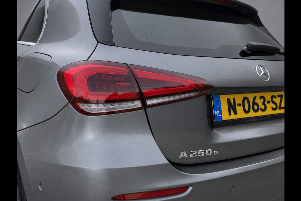 Mercedes-Benz A-Klasse 250 e Business Solution Luxury Limited, lederen sportint. Sfeerverlichting, camera, 1 e eigenaar, NL auto