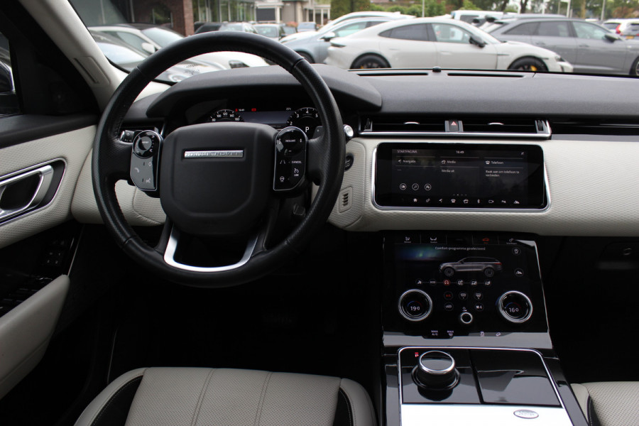 Land Rover Range Rover Velar 2.0 I4 Turbo AWD HSE / Trekhaak / Panoramadak / Camera / Keyless / Leder / 20'' / CarPlay / Matrix LED / Stoelverwarming / DAB / Dodehoek / Cruise Control