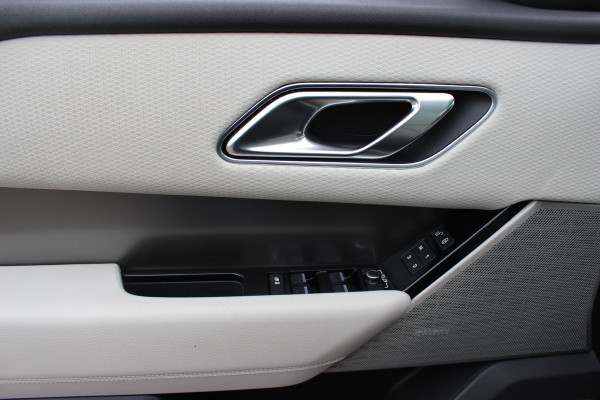 Land Rover Range Rover Velar 2.0 I4 Turbo AWD HSE / Trekhaak / Panoramadak / Camera / Keyless / Leder / 20'' / CarPlay / Matrix LED / Stoelverwarming / DAB / Dodehoek / Cruise Control