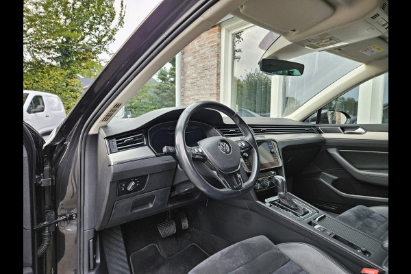 Volkswagen Passat Variant 1.5 TSI Highline Business R Trekhaak! Automaat! Camera! Carplay! Mooie/Nette Auto!