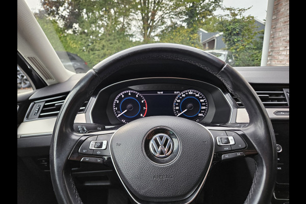 Volkswagen Passat Variant 1.5 TSI Highline Business R Trekhaak! Automaat! Camera! Carplay! Mooie/Nette Auto!