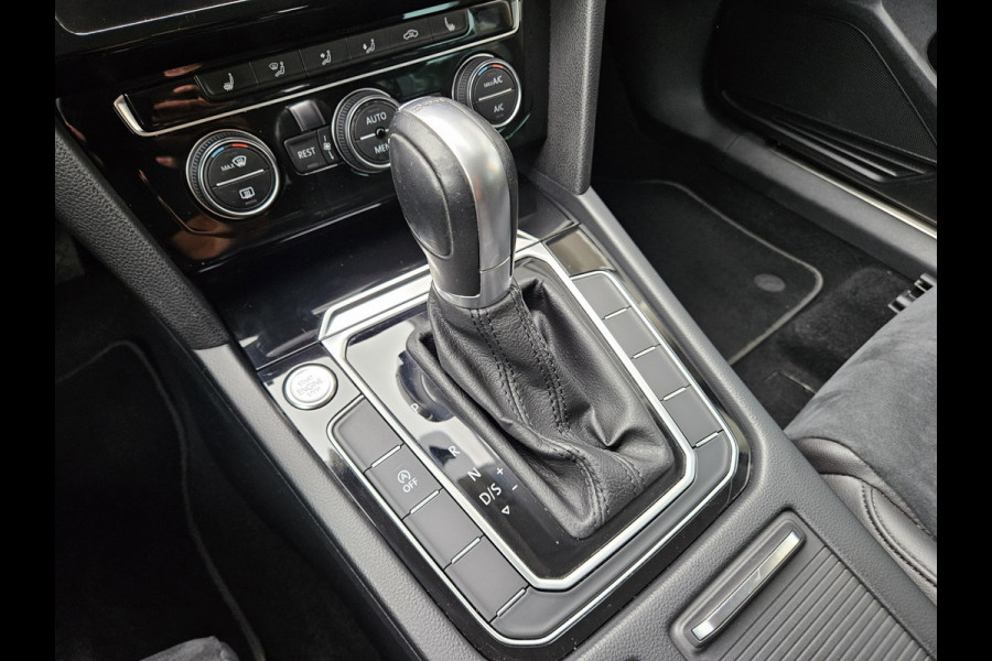 Volkswagen Passat Variant 1.5 TSI Highline Business R Trekhaak! Automaat! Camera! Carplay! Mooie/Nette Auto!