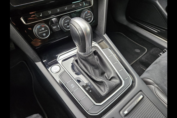Volkswagen Passat Variant 1.5 TSI Highline Business R Trekhaak! Automaat! Camera! Carplay! Mooie/Nette Auto!
