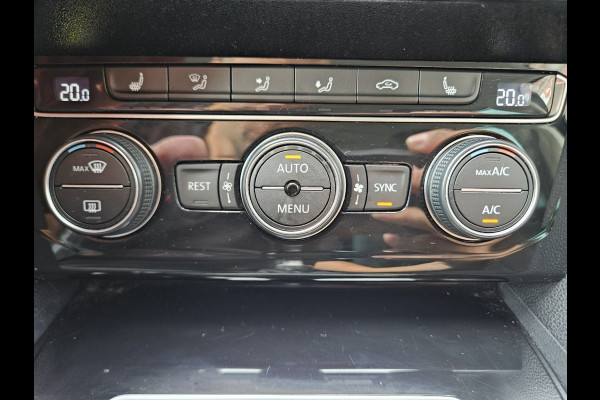 Volkswagen Passat Variant 1.5 TSI Highline Business R Trekhaak! Automaat! Camera! Carplay! Mooie/Nette Auto!
