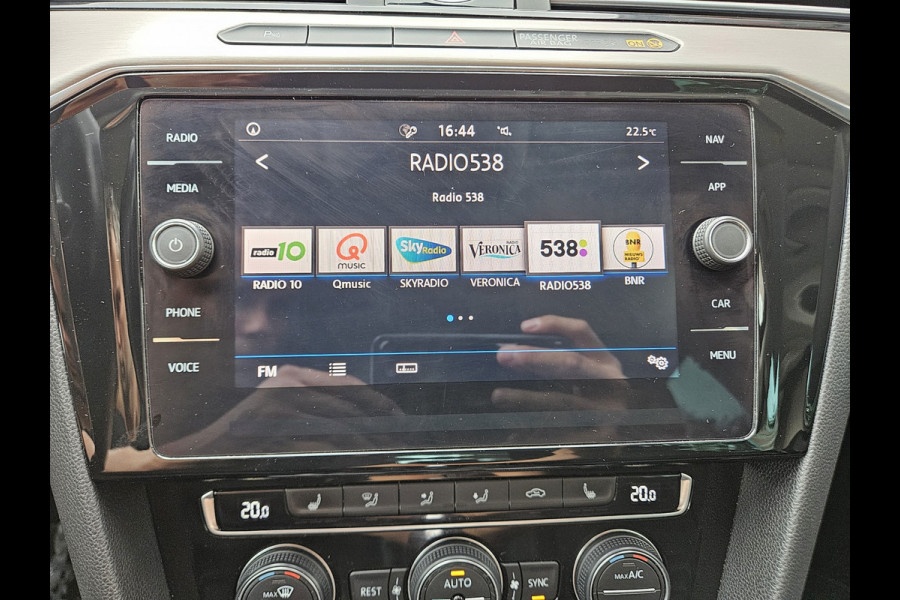 Volkswagen Passat Variant 1.5 TSI Highline Business R Trekhaak! Automaat! Camera! Carplay! Mooie/Nette Auto!