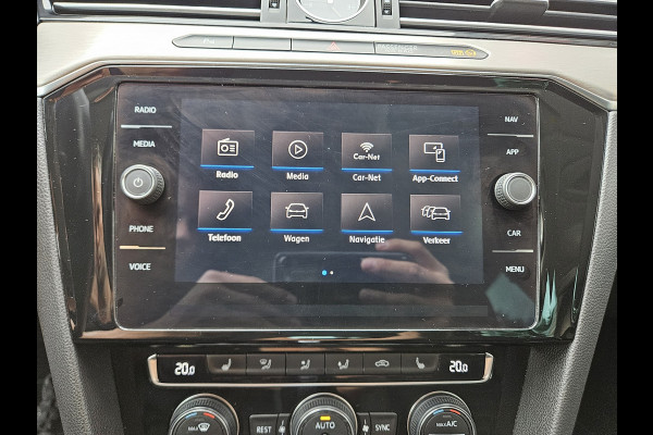 Volkswagen Passat Variant 1.5 TSI Highline Business R Trekhaak! Automaat! Camera! Carplay! Mooie/Nette Auto!