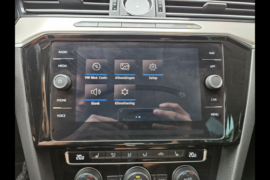 Volkswagen Passat Variant 1.5 TSI Highline Business R Trekhaak! Automaat! Camera! Carplay! Mooie/Nette Auto!