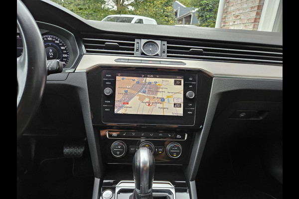 Volkswagen Passat Variant 1.5 TSI Highline Business R Trekhaak! Automaat! Camera! Carplay! Mooie/Nette Auto!