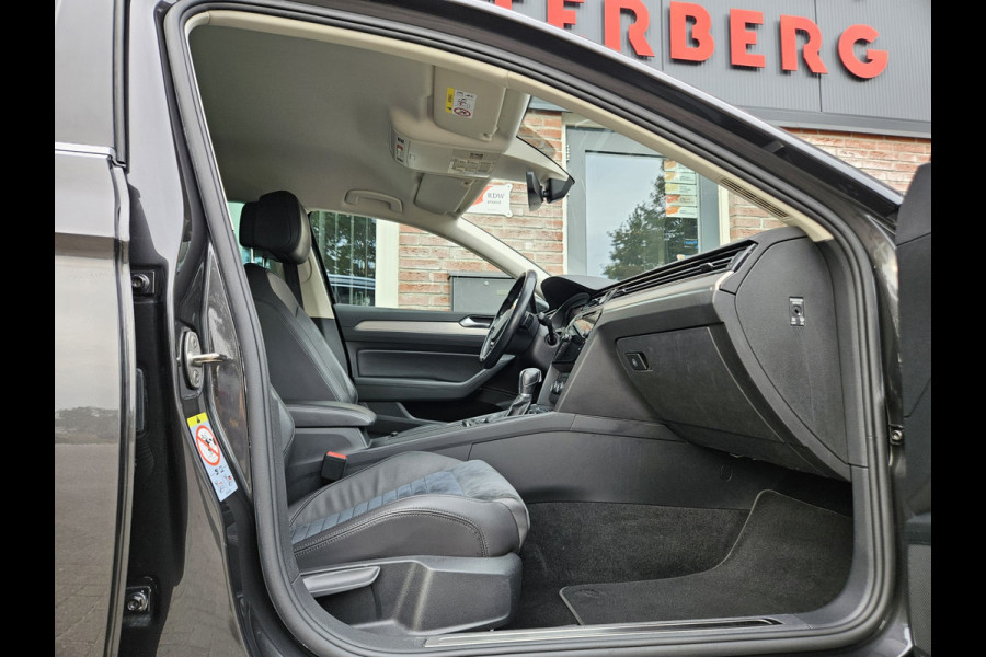 Volkswagen Passat Variant 1.5 TSI Highline Business R Trekhaak! Automaat! Camera! Carplay! Mooie/Nette Auto!