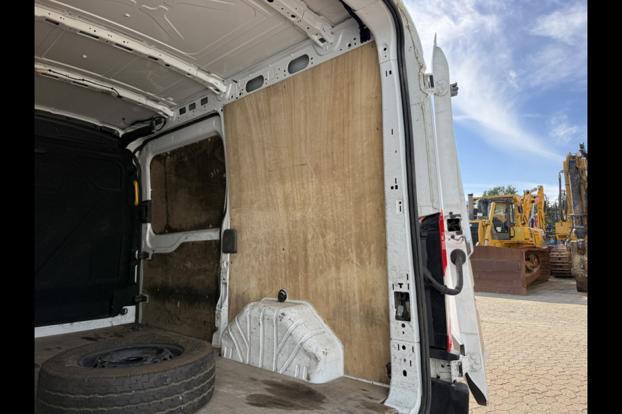 Ford Transit 2.0 TDCI 165PK L2H2 Airco Cruise Control Bluetooth Parkeersensoren voor achter
