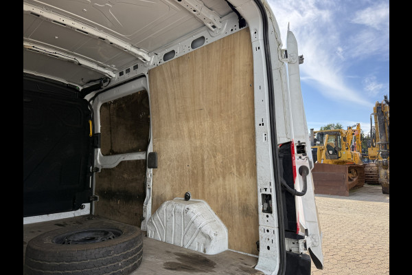 Ford Transit 2.0 TDCI 165PK L2H2 Airco Cruise Control Bluetooth Parkeersensoren voor achter