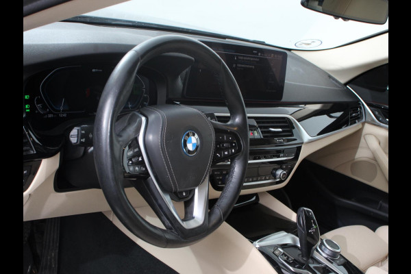BMW 5 Serie Touring 530e High Executive Automaat SoH 88% Trekhaak Leder Navigatie Camera Adaptive Cruise Control Apple Carplay Android Auto Elektrisch Verstelbare Stoelen Stoelverwarming Climate Control Lichtmetalen velgen
