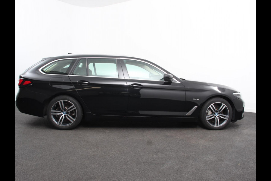 BMW 5 Serie Touring 530e High Executive Automaat SoH 88% Trekhaak Leder Navigatie Camera Adaptive Cruise Control Apple Carplay Android Auto Elektrisch Verstelbare Stoelen Stoelverwarming Climate Control Lichtmetalen velgen