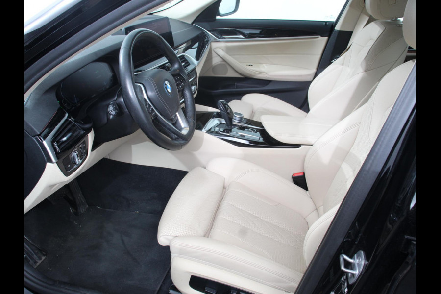 BMW 5 Serie Touring 530e High Executive Automaat SoH 88% Trekhaak Leder Navigatie Camera Adaptive Cruise Control Apple Carplay Android Auto Elektrisch Verstelbare Stoelen Stoelverwarming Climate Control Lichtmetalen velgen