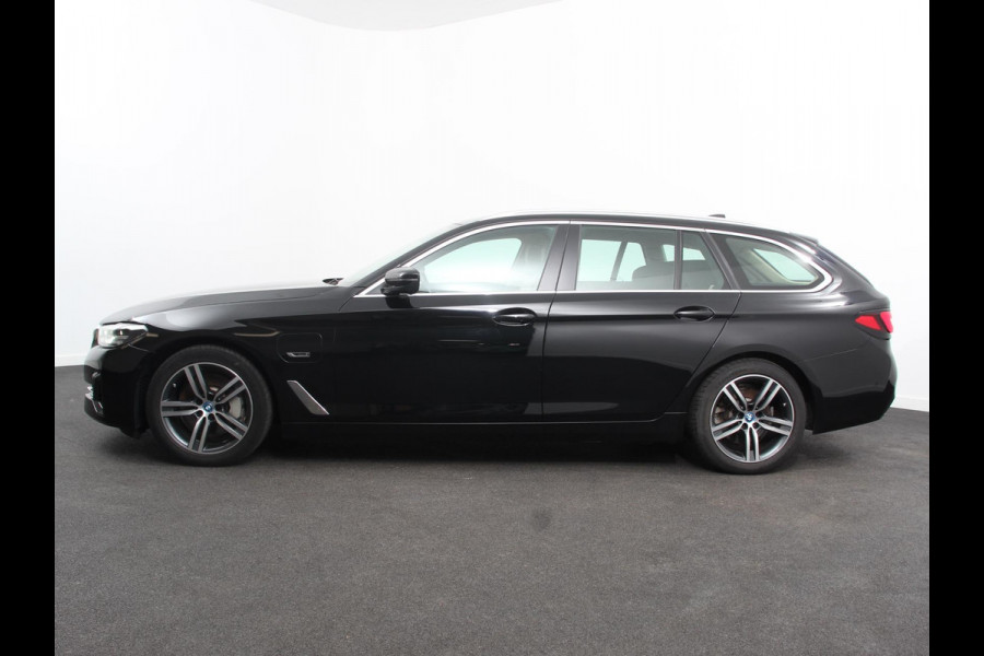 BMW 5 Serie Touring 530e High Executive Automaat SoH 88% Trekhaak Leder Navigatie Camera Adaptive Cruise Control Apple Carplay Android Auto Elektrisch Verstelbare Stoelen Stoelverwarming Climate Control Lichtmetalen velgen