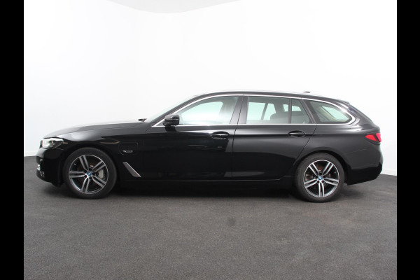 BMW 5 Serie Touring 530e High Executive Automaat SoH 88% Trekhaak Leder Navigatie Camera Adaptive Cruise Control Apple Carplay Android Auto Elektrisch Verstelbare Stoelen Stoelverwarming Climate Control Lichtmetalen velgen